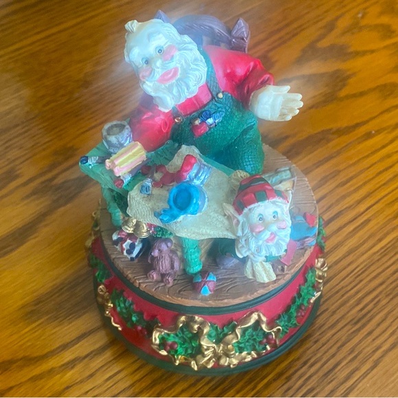 💜 4 Beautiful Christmas Snow Globes And 1 Santa Music Box Lot of 5 - Picture 3 of 8